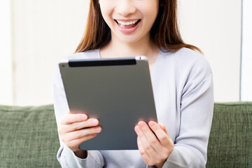 Fototapeta premium タブレット端末を使う若い女性