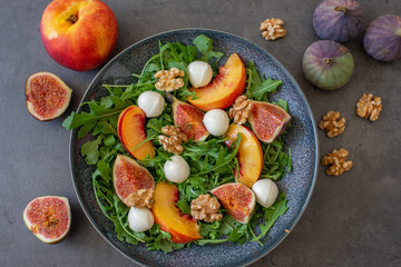 healthy arugula salad witih figs and cheese