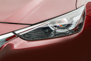 赤いクルマのヘッドライト　Headlight of the car