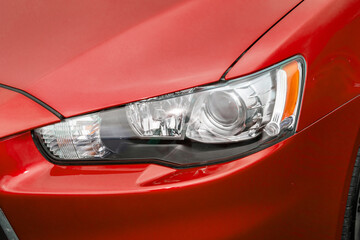 赤いクルマのヘッドライト　Headlight of the car