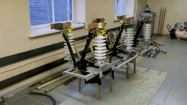 Preparation of a 35 kV electrical disconnector for installation in an electrical substation circuit