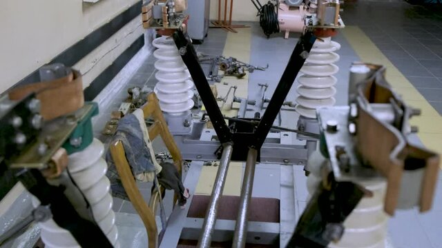 Preparation of a 35 kV electrical disconnector for installation in an electrical substation circuit