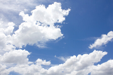Naklejka na ściany i meble 青空と夏の白い雲