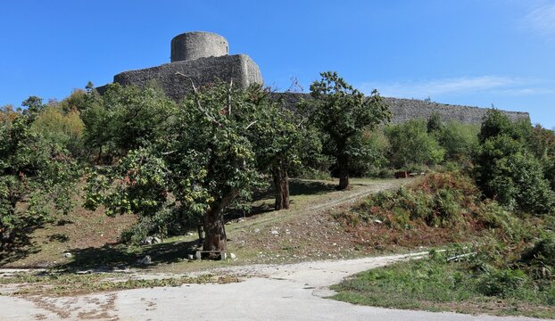 Montella - Castello del Monte tra castagneti