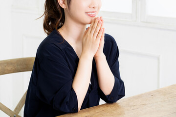 お願いする若い女性