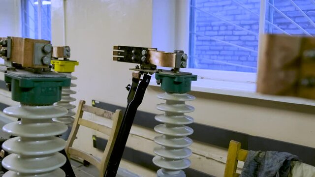 Preparation of a 35 kV electrical disconnector for installation in an electrical substation circuit