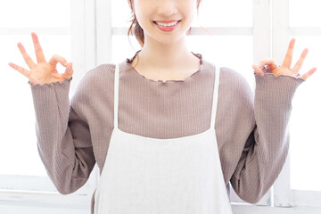 OKのジェスチャーをする若い女性