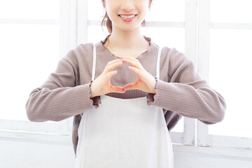 OKのジェスチャーをする若い女性