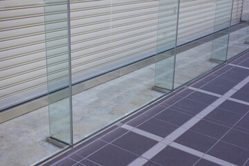 ビルのガラス壁面を補強する強化ガラス