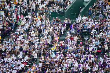 第92回夏の全国高校野球の甲子園球場の応援席と観客