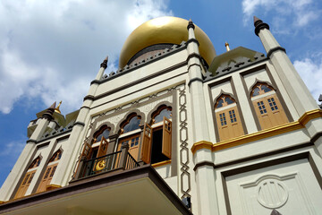 イスラム教のモスク - 黄金の屋根（下から見上げたアングル）