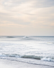 Obraz na płótnie Canvas Ocean waves crashing on the shore