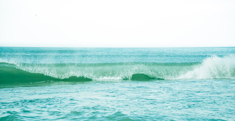 Fototapeta premium Ocean waves crashing on the shore