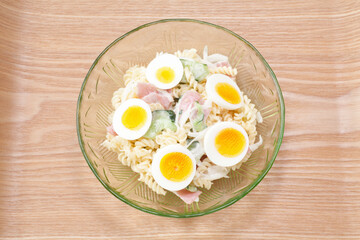 ゆで卵の入った野菜サラダ