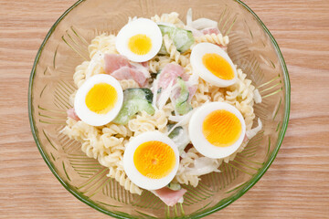 ゆで卵の入った野菜サラダ