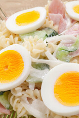 ゆで卵の入った野菜サラダ