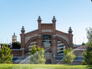 Obraz premium surroundings of the cultural center called slaughterhouse in the public park of madrid called madrid river.