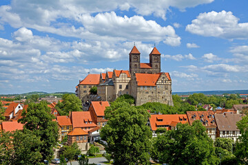 Deutschland, Sachsen-Anhalt, Harz, Quedlinburg, Blick auf den Schlossberg.