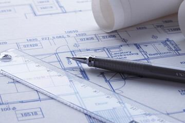 設計図とペン