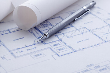設計図とペン