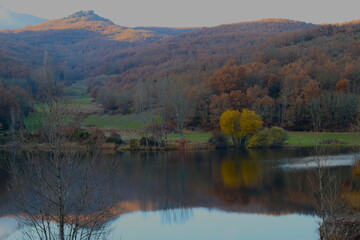 Otoño en el espejo de San Martín de Valdetuejar.