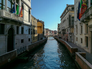 Fototapeta na wymiar Pictures of Venice Canal in the summer with blue sky backdrop. Traditional colorful houses 