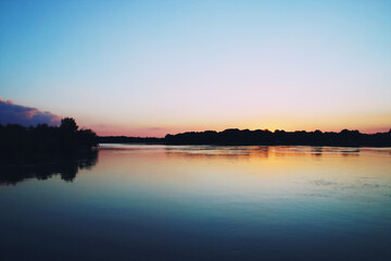 Silueta de la orilla de la desembocadura del río Danubio al atardecer. Rama de San Jorge de Nufaru en Rumania.