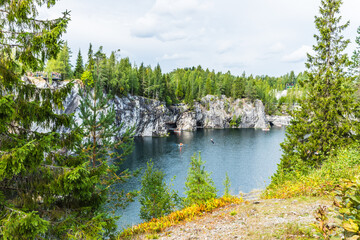 Obraz premium Marble Lake in Ruskeala Mountain Park. Karelia, Russia. An old abandoned quarry, which delivered stone for almost three centuries, a monument to the industrial history 