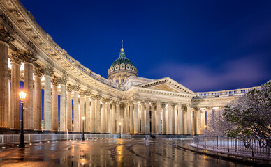 Fototapeta na wymiar Kazan Cathedral in Saint Petersburg, Russia at night. Kazanskiy Kafedralniy Sobor also known as the Cathedral of Our Lady of Kazan, is a Russian Orthodox Church on the Nevsky Prospekt 
