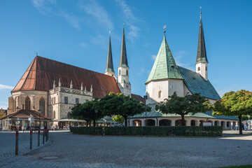 Obraz premium Kapellplatz in Altötting bei Sonne, Stiftskirche und Gnadenkapelle