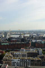 Blick auf die Stadt von Mahnmal St. Nikolai in Hamburg, Deutschland
