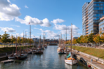 Boote am Germaniahafen in Kiel im Herbst.