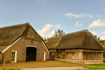 Fototapeta na wymiar Old farmhouse with authentic thatched roof and barn in Drenthe.