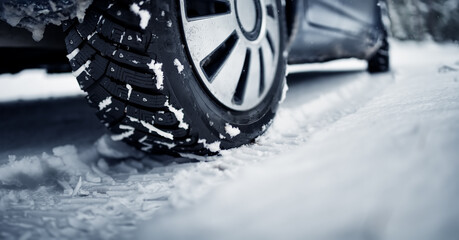 Closeup of the car tire on winter road covered with snow © candy1812
