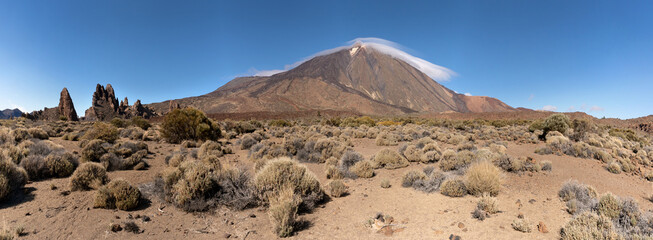 Vulkan Teide mit leichter Wolke in malerischer Panorama Landschaft in Teneriffa, Kanarische Inseln