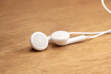 白いイヤホンのアップ