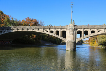 Die Maximiliansbrücke  - eine Bogenbrücke über die Isar in München im Herbst