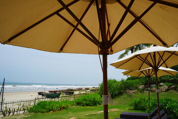 アジアのベトナムのビーチリゾートにある白いパラソルとサマーベッドとサーフブレイク