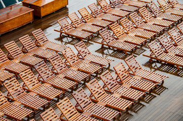 Sonnenliegen auf Luxus Kreuzfahrtschiff - Sun loungers and deck chairs on luxury Cunard oceanliner,...
