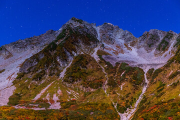 月光に照らされた紅葉の涸沢カールと穂高連峰星空
