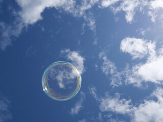 青空に浮かぶシャボン玉