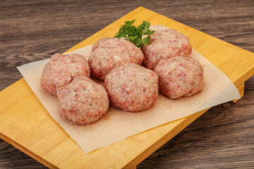 Raw turkey meatball for cooking