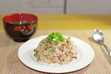 焼き飯と味噌汁の食事