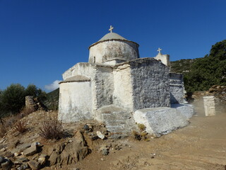 Fototapeta na wymiar Antica chiesa campestre a Naxos nelle Isole Cicladi in Grecia.