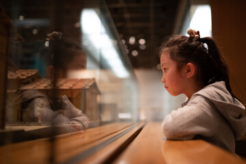 博物館を見学する少女