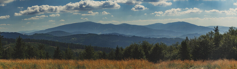 Panorama Beskidów ze szczytu góry Jałowiec