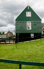 Marken est une presqu'&icirc;le situ&eacute;e sur IJsselmeer aux Pays-Bas. Elle appartient &agrave; la commune de Waterland. Marken est s&eacute;par&eacute; du continent par la Gouwzee