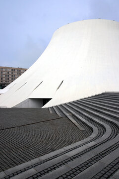 treppenstufen am gro&szlig;en vulkan le havre, april 2019