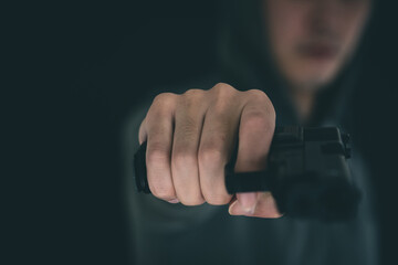 Fototapeta premium 拳銃を構える人物