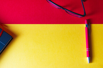 lentes con agenda y boligrafo con fondo de colores, concepto trabajo en casa